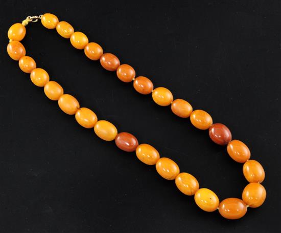 A single strand amber bead necklace, gross 53 grams, 46cm.